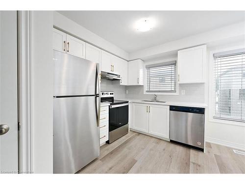 31 Radison Lane, Hamilton, ON - Indoor Photo Showing Kitchen