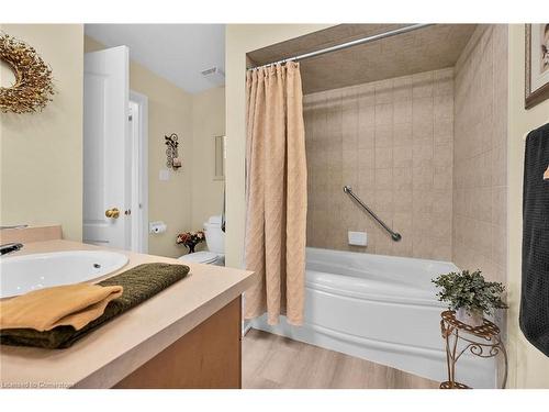 69 Mapleleaf Trail, Glanbrook, ON - Indoor Photo Showing Bathroom