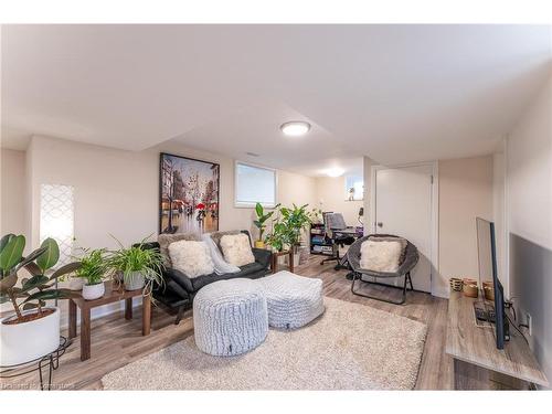 Lower-77 West 4Th Street, Hamilton, ON - Indoor Photo Showing Living Room