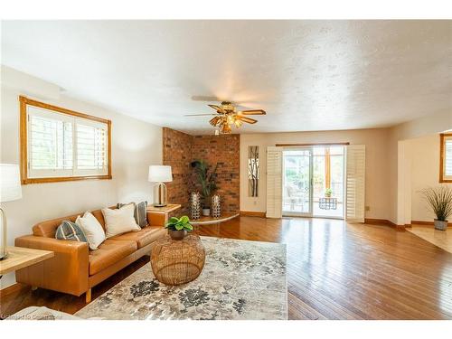 10 Dorothy Street, Hamilton, ON - Indoor Photo Showing Living Room