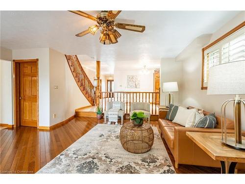 10 Dorothy Street, Hamilton, ON - Indoor Photo Showing Living Room