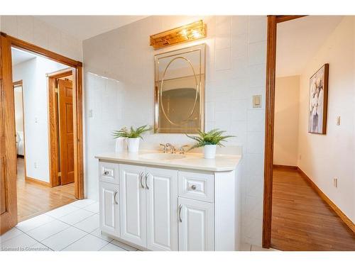 10 Dorothy Street, Hamilton, ON - Indoor Photo Showing Bathroom