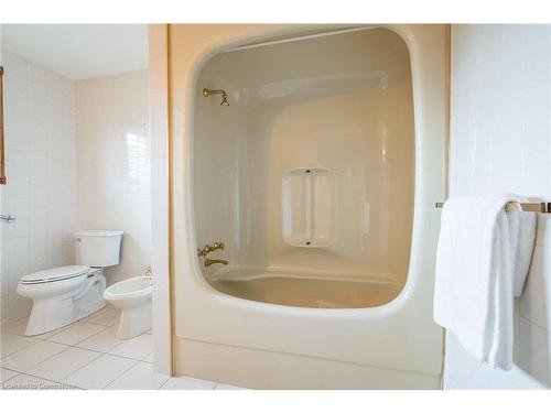 10 Dorothy Street, Hamilton, ON - Indoor Photo Showing Bathroom