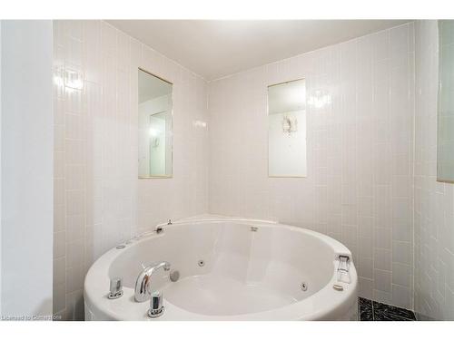 10 Dorothy Street, Hamilton, ON - Indoor Photo Showing Bathroom