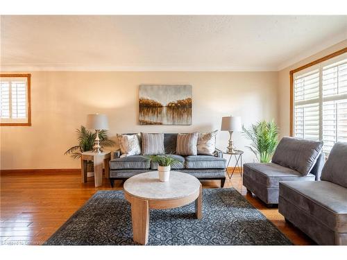 10 Dorothy Street, Hamilton, ON - Indoor Photo Showing Living Room