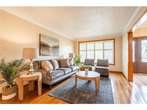 10 Dorothy Street, Hamilton, ON - Indoor Photo Showing Living Room