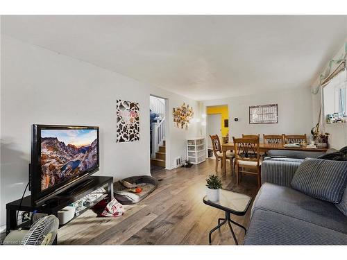 105 Ward Avenue, Hamilton, ON - Indoor Photo Showing Living Room