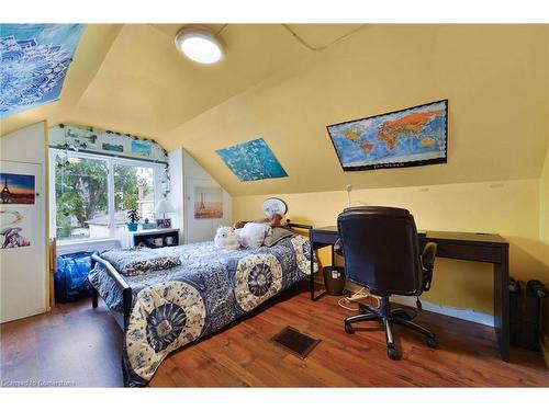 105 Ward Avenue, Hamilton, ON - Indoor Photo Showing Bedroom