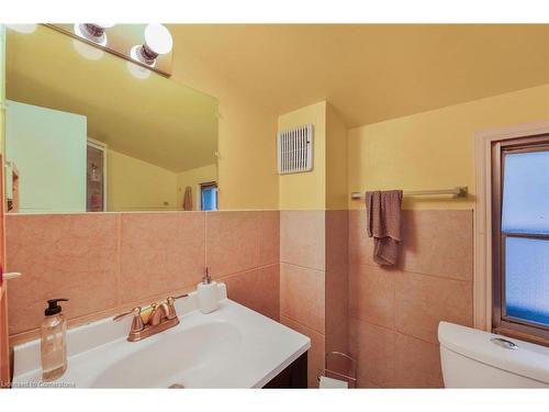 105 Ward Avenue, Hamilton, ON - Indoor Photo Showing Bathroom