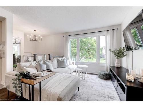 22 Garden Crescent, Hamilton, ON - Indoor Photo Showing Living Room