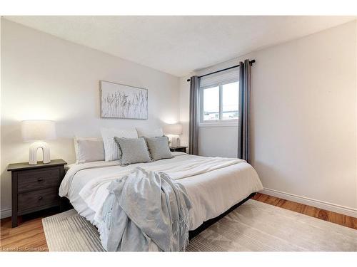 22 Garden Crescent, Hamilton, ON - Indoor Photo Showing Bedroom