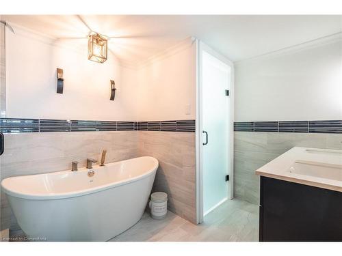 16 Noble Kirk Drive, Flamborough, ON - Indoor Photo Showing Bathroom