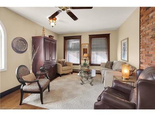 24 Cross Street, Welland, ON - Indoor Photo Showing Living Room