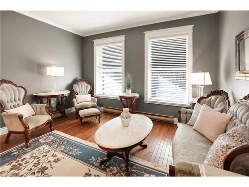 24 Cross Street, Welland, ON - Indoor Photo Showing Living Room