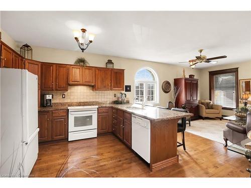 24 Cross Street, Welland, ON - Indoor Photo Showing Kitchen