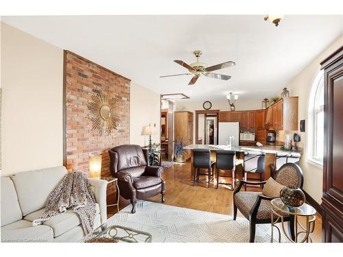 24 Cross Street, Welland, ON - Indoor Photo Showing Living Room