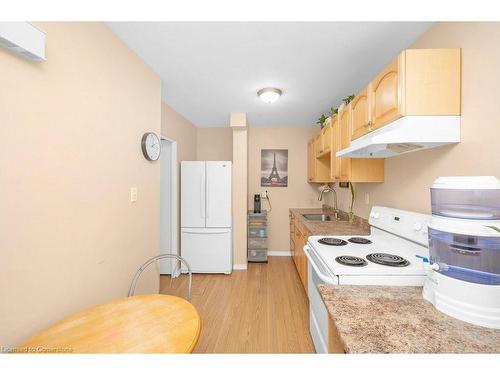 B1-500 Stonechurch Road W, Hamilton, ON - Indoor Photo Showing Kitchen