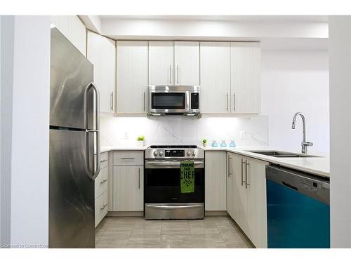 70-30 Times Square Boulevard, Hamilton, ON - Indoor Photo Showing Kitchen With Upgraded Kitchen