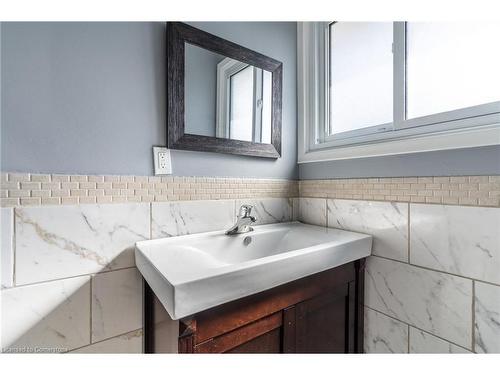 59 Regent Avenue, Hamilton, ON - Indoor Photo Showing Bathroom