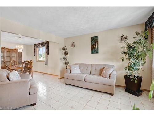 2 Mark Place, Hamilton, ON - Indoor Photo Showing Living Room