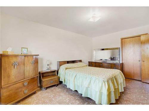 2 Mark Place, Hamilton, ON - Indoor Photo Showing Bedroom