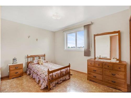 2 Mark Place, Hamilton, ON - Indoor Photo Showing Bedroom