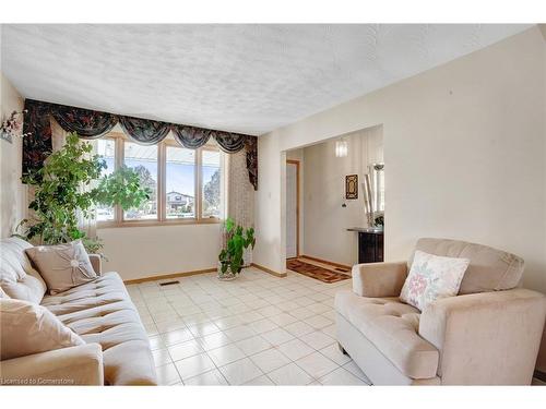 2 Mark Place, Hamilton, ON - Indoor Photo Showing Living Room