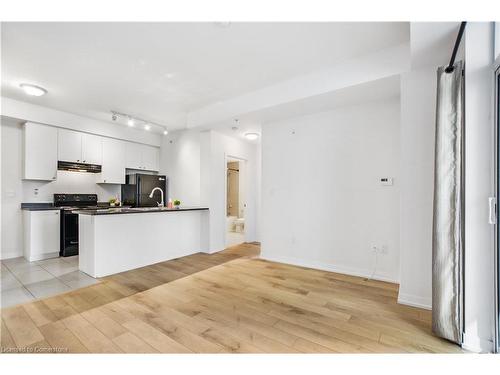 407-85 Robinson Street, Hamilton, ON - Indoor Photo Showing Kitchen