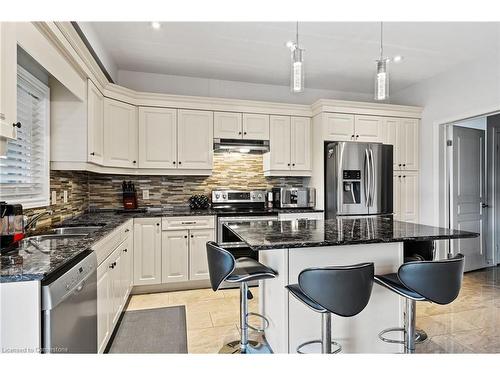 5632 Osprey Avenue, Niagara Falls, ON - Indoor Photo Showing Kitchen With Double Sink With Upgraded Kitchen