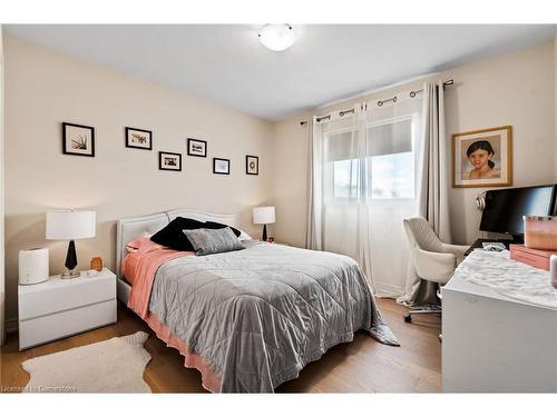 5632 Osprey Avenue, Niagara Falls, ON - Indoor Photo Showing Bedroom