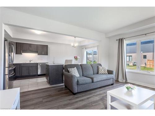 4235 Shuttleworth Drive, Niagara Falls, ON - Indoor Photo Showing Living Room