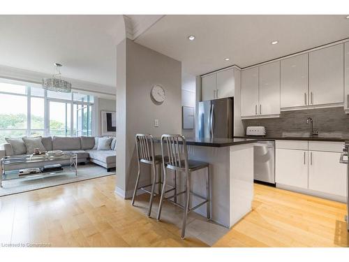 607-551 Maple Avenue, Burlington, ON - Indoor Photo Showing Kitchen With Upgraded Kitchen