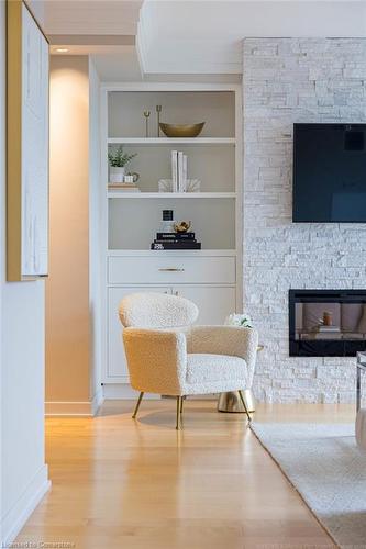 607-551 Maple Avenue, Burlington, ON - Indoor Photo Showing Living Room With Fireplace