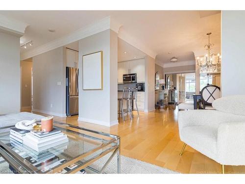 607-551 Maple Avenue, Burlington, ON - Indoor Photo Showing Living Room