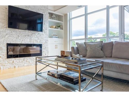 607-551 Maple Avenue, Burlington, ON - Indoor Photo Showing Living Room With Fireplace