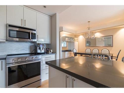 607-551 Maple Avenue, Burlington, ON - Indoor Photo Showing Kitchen With Upgraded Kitchen