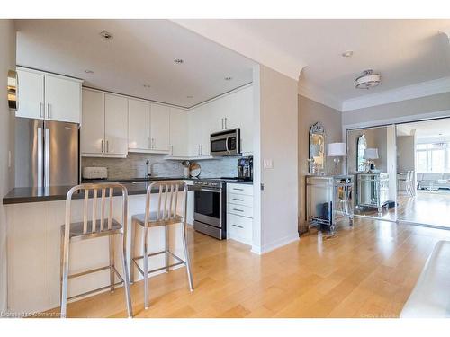 607-551 Maple Avenue, Burlington, ON - Indoor Photo Showing Kitchen With Upgraded Kitchen