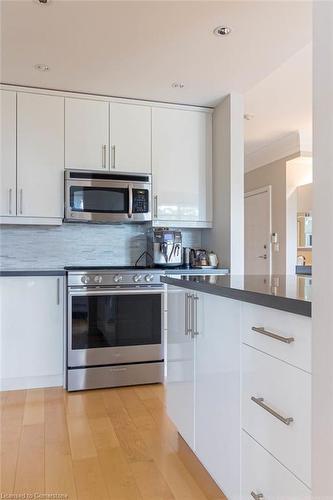 607-551 Maple Avenue, Burlington, ON - Indoor Photo Showing Kitchen With Upgraded Kitchen