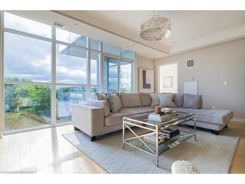 607-551 Maple Avenue, Burlington, ON - Indoor Photo Showing Living Room