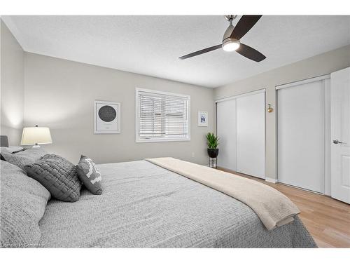 74-710 Spring Gardens Road, Burlington, ON - Indoor Photo Showing Bedroom