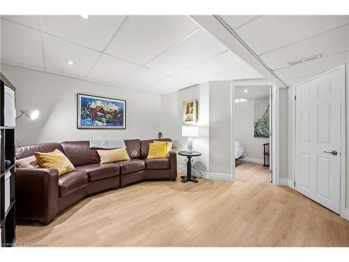 74-710 Spring Gardens Road, Burlington, ON - Indoor Photo Showing Living Room