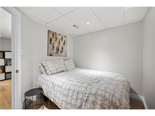 74-710 Spring Gardens Road, Burlington, ON - Indoor Photo Showing Bedroom