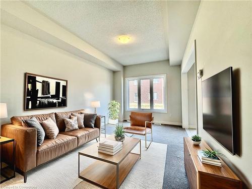 100 Baker Street, Thorold, ON - Indoor Photo Showing Living Room