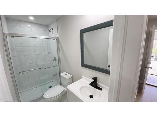 32 Vansitmart Avenue, Hamilton, ON - Indoor Photo Showing Bathroom