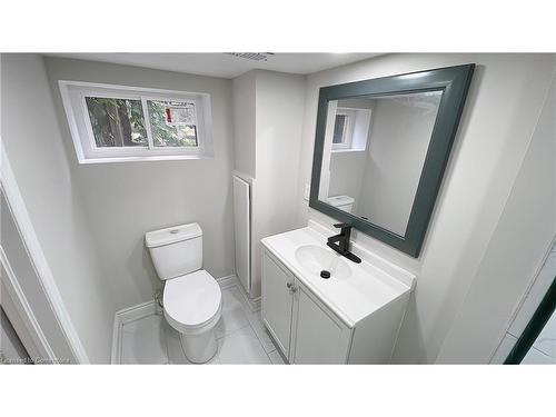 32 Vansitmart Avenue, Hamilton, ON - Indoor Photo Showing Bathroom