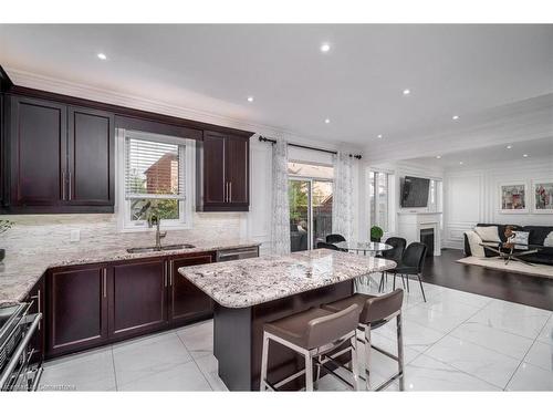 27 Leith Drive Drive, Bradford/West Gwillimbury, ON - Indoor Photo Showing Kitchen With Double Sink With Upgraded Kitchen