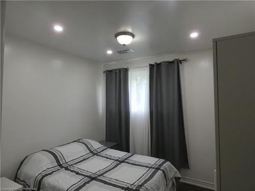 304 Niagara Street, Welland, ON - Indoor Photo Showing Bedroom