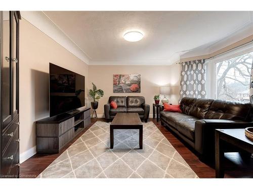 17 Dundas Street, Dundas, ON - Indoor Photo Showing Living Room