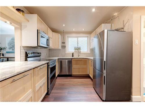 17 Dundas Street, Dundas, ON - Indoor Photo Showing Kitchen