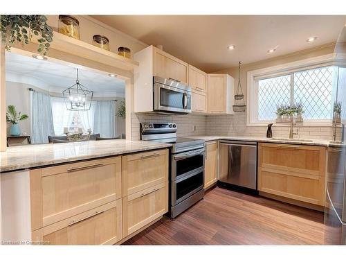 17 Dundas Street, Dundas, ON - Indoor Photo Showing Kitchen With Upgraded Kitchen